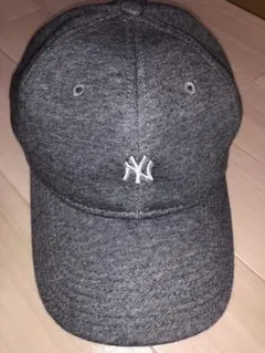 NEW ERA グレー ヤンキース　ロゴ刺繍 ベースボールキャップ　グレー