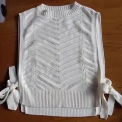 ホワイトニットベスト サイドリボン付き