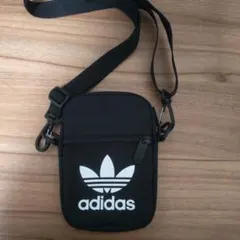 adidas ミニショルダーバッグ