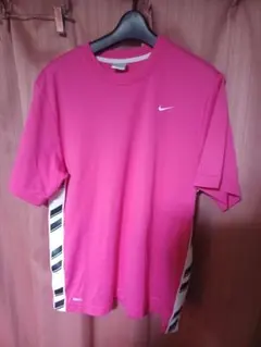 Nikeナイキ Dri-FIT ショッキングピンクスポーツ生地 Tシャツ