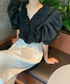 【新品】デザインVネックパフスリーブトップスフリル付き黒パフスリーブシャツ