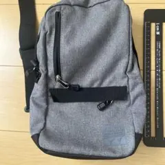 グレー スリングバッグ