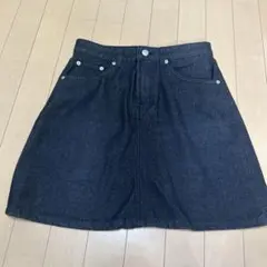 ブラックデニム タイトスカート フロントボタン付き