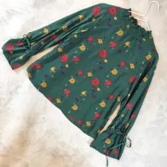 AS KNOW AS シャーリングトップス フレア袖グリーン 花柄 バックボタンのサムネイル