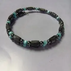 黒と水色のビーズブレスレット