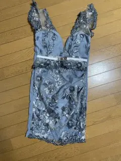 刺繍入り青ドレス & ベージュAラインドレス