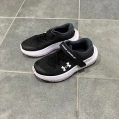 UNDER ARMOUR ブラックスニーカー18センチ