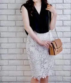 JUSGLITTYアイスグレー ニューフラワーレーススカートひざ丈花柄