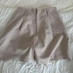 ベージュ タック入りショートパンツ