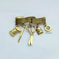 【E-792】ゴールドアンティーク調 裁縫セットブローチ　ヴィンテージ風　北欧風
