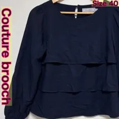 Couture brooch 長袖ティアードフリルブラウス ネイビー 40のサムネイル