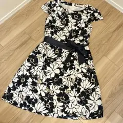【美品】ふんわりかわいい　嵩張らない　旅行　ネイビーとホワイトの花柄ワンピース