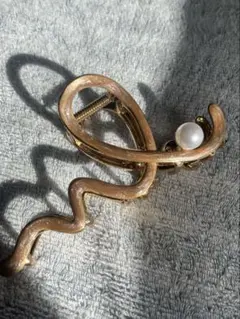 蛇型金色ヘアクリップ パール付き