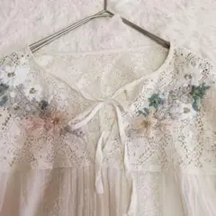 アイボリー 花刺繍付き 長袖ブラウス　トップス　ガーリーリボンレースたっぷり　F