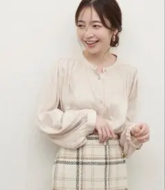 natural couture ／ マット釦とろみサテンブラウスのサムネイル
