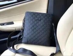 Gucci GGエンボス ショルダーバッグ ブラック