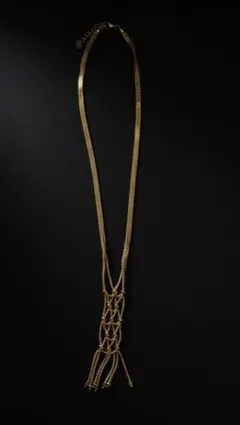 エレガントなゴールドカラー　繊細チェーンネックレス