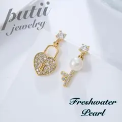 A42【keyピアス】カギ　鍵　淡水パール　CZダイヤ　ゴールド　インポート