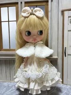 オフホワイト　フリルドレス・ファーケープ