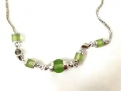 エメラルド色のビーズとシルバー色のチョーカーネックレス　長さ約38cm