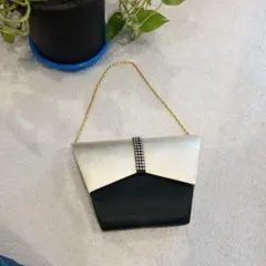 黒と金のビジュー付きクラッチバッグ