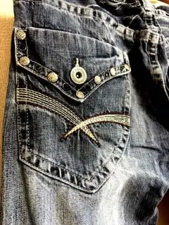 スタッズ付き合皮デニムパンツ