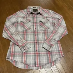 グレーと赤のチェック柄長袖シャツ