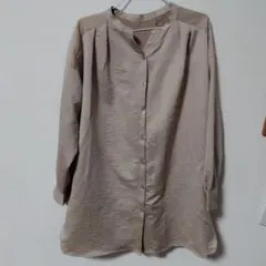 ベージュ ボタン付き長袖シャツ