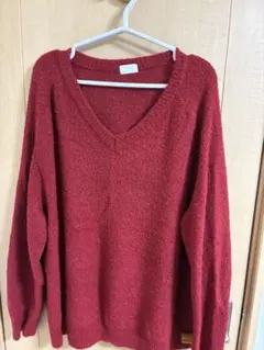 URÜ ボア風レッドVネックセーター