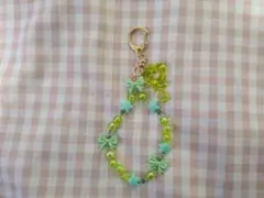 緑系ビーズのリボンチャーム