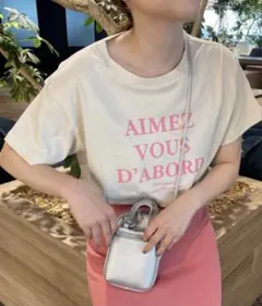 LOWRYS FARM プリントＴシャツ　フランス語　ピンクのサムネイル