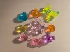 カラフルなクマと花のおもちゃ