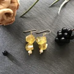 ランダムカット イエロー オパール の 鉱石14Kgf ピアス A