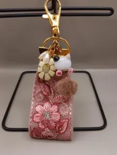 選べる猫ちゃんのタッセルキーホルダー　インド刺繍リボン　ピンク
