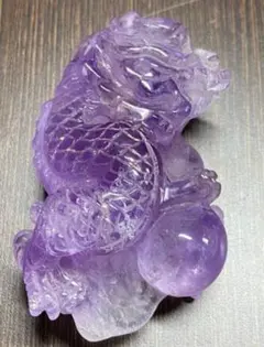 天然 紫雲母 レピドライト 山水彫刻 置物 台座付き 天然 紫雲母 レピドライト 山水彫刻 置物 台座付き - メルカリ