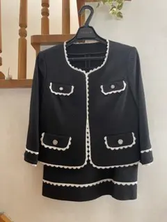 黒のジャケットとスカートセットアップ