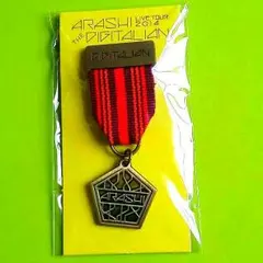 嵐 メダルブローチ 赤