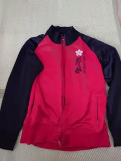 979.赤黒ジップアップパーカー 戦いの精神 刺繍入りXXL