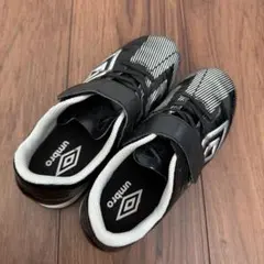 umbro サッカーシューズ 21.5cm ブラック/ホワイト - メルカリ