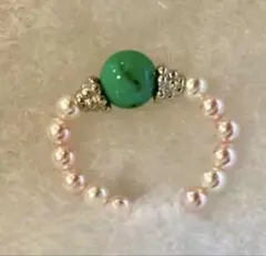 グリーンの天然石とスワロフスキービーズのピンキーリング