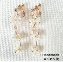 720.お花イヤリング✾匿名配送✾送料込み✾ホワイトフラワー小花揺れるパール