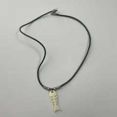魚の骨デザインネックレス　レザーチョーカー　レディース　アクセサリー　黒　白