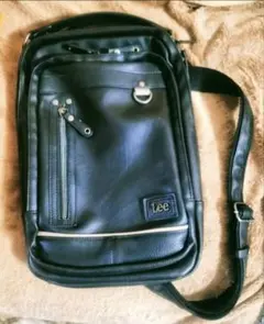 春✨Lee✨ボディバッグ＆リュックサック 黒フェイクレザー 便利な２WAY仕様！