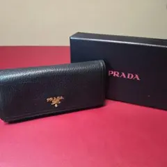 美品　箱付き　プラダ　長財布　　ワンポイント　ゴールド　レザー 型押し　黒