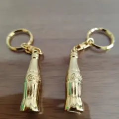 【2個】コカ・コーラボトル型　ゴールド金属キーホルダーのサムネイル