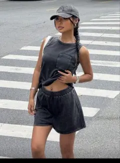 ダークグレー タンクトップとショートパンツ セットアップ