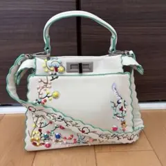 レザーバッグ　ハンドバッグ　ショルダーバッグ　ホワイト　刺繍　スタッズ　デザイン