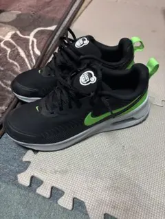 値下げありNIKE AIR MAX ブラック×グリーン スニーカーのサムネイル