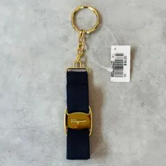 新品✨Salvatore Ferragamo Vara Ribbon Charmのサムネイル
