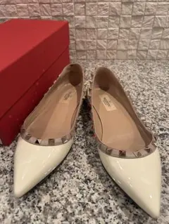 ヴァレンティノ VALENTINO アイボリー　エナメルスタッズ